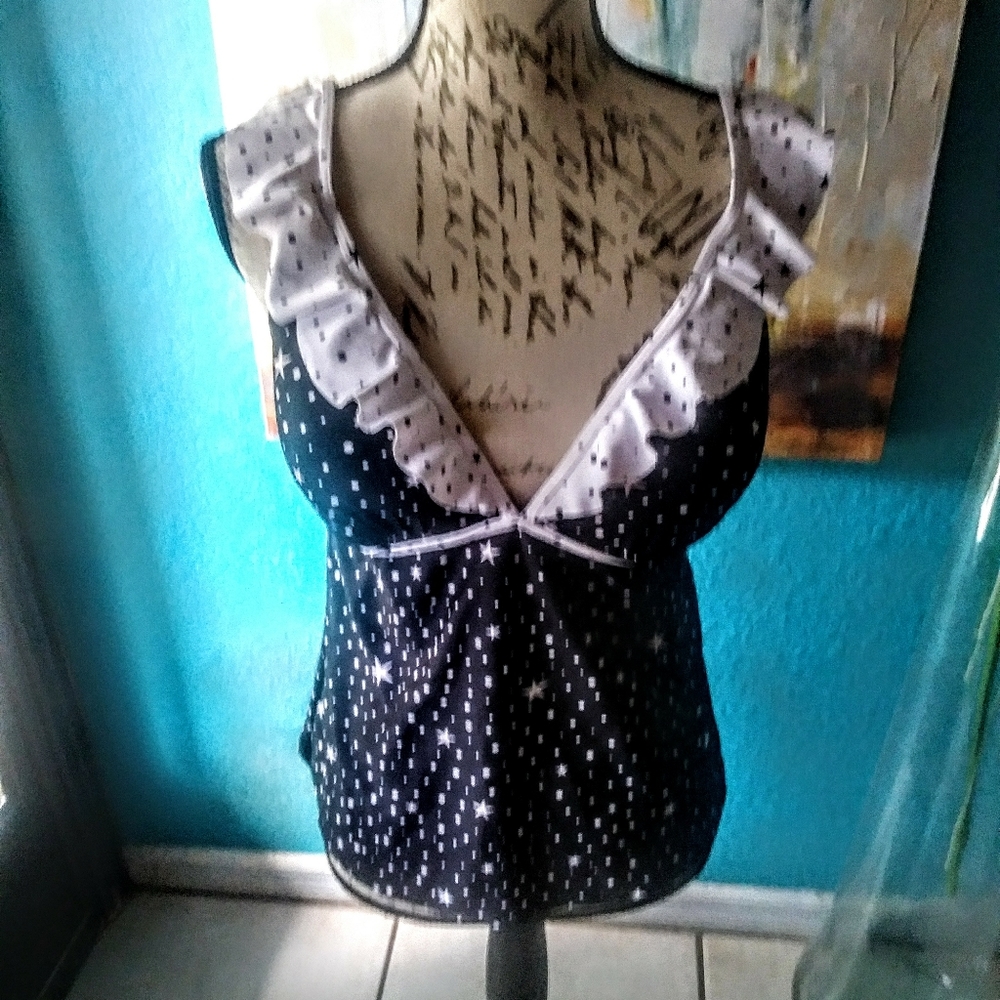 Bathing suit top brand new no tag says it's a xl.
